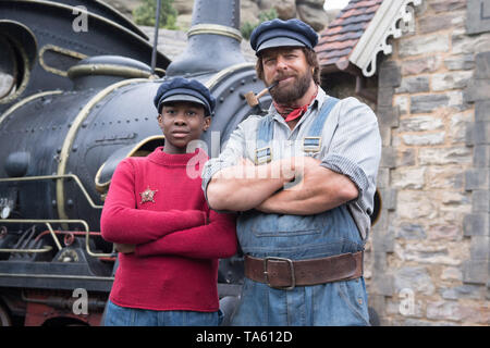 Potsdam, Germania. 22 Maggio, 2019. Gli attori Salomone Gordon (l) ed Henning Baum stanno fianco a fianco durante le riprese di 'Jim Knopf und die Wilde 13'. Credito: Jörg Carstensen/dpa/Alamy Live News Foto Stock