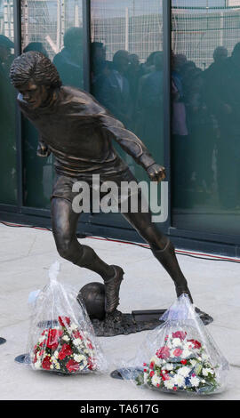 Olympia centro ricreativo, Belfast, Irlanda del Nord. 22 maggio 2019. Una vita dimensioni statua in bronzo di ex-Irlanda del Nord e il Manchester United legend George Best è stata svelata a Belfast oggi. Universalmente riconosciuto come uno dei pezzi intramontabili, meglio chi è morto il 25 novembre 2005, sarebbe stato 73 di oggi. La statua in bronzo è stato creato da Belfast scultore Tony Currie ed è stata finanziata con i fondi pubblici. Credito: David Hunter/Alamy Live News Foto Stock