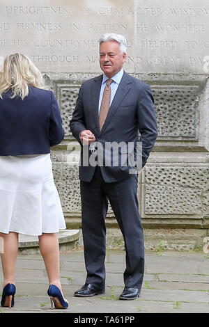 A Downing Street, London, Regno Unito 22 maggio 2019 - Sir Alan Duncan (R) il Ministro di Stato per l'Europa e le Americhe e MP per Rutland e Melton è visto nella parte posteriore di Downing Street. Credito: Dinendra Haria/Alamy Live News Foto Stock