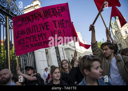 Varsavia, Mazowieckie, Polonia. 21 Maggio, 2019. Studenti e attivisti visto tenendo un banner durante la protesta.Anti-Fascists studenti e attivisti provenienti da università di Varsavia riuniti sotto lo slogan ''Qui apprendiamo, non Heil'', bloccando le porte al campus da un gruppo di nazionalisti che hanno voluto protestare contro la cosiddetta ''attività degli estremisti di sinistra e di altri casi di sinistra di indottrinamento studenti polacchi. Credito: Attila Husejnow SOPA/images/ZUMA filo/Alamy Live News Foto Stock