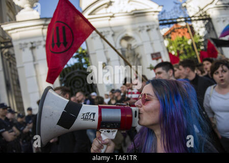 Varsavia, Mazowieckie, Polonia. 21 Maggio, 2019. Un visto studente grida anti-fascista di slogan per un megafono durante la protesta.Anti-Fascists studenti e attivisti provenienti da università di Varsavia riuniti sotto lo slogan ''Qui apprendiamo, non Heil'', bloccando le porte al campus da un gruppo di nazionalisti che hanno voluto protestare contro la cosiddetta ''attività degli estremisti di sinistra e di altri casi di sinistra di indottrinamento studenti polacchi. Credito: Attila Husejnow SOPA/images/ZUMA filo/Alamy Live News Foto Stock