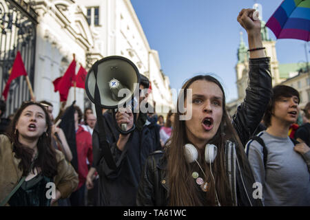 Varsavia, Mazowieckie, Polonia. 21 Maggio, 2019. Studenti e attivisti visto sventolare le bandiere e gridando antifascista di slogan durante la protesta.Anti-Fascists studenti e attivisti provenienti da università di Varsavia riuniti sotto lo slogan ''Qui apprendiamo, non Heil'', bloccando le porte al campus da un gruppo di nazionalisti che hanno voluto protestare contro la cosiddetta ''attività degli estremisti di sinistra e di altri casi di sinistra di indottrinamento studenti polacchi. Credito: Attila Husejnow SOPA/images/ZUMA filo/Alamy Live News Foto Stock