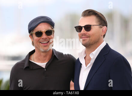 Cannes, Francia. 22 Maggio, 2019. Attori Brad Pitt (L) e Leonardo DiCaprio pongono durante un photocall per 'una volta in Hollywood' durante la 72a Cannes Film Festival di Cannes, Francia, 22 maggio 2019. "Una volta in Hollywood' di competere per la Palme d'Or con 20 altri film. Credito: Gao Jing/Xinhua/Alamy Live News Foto Stock