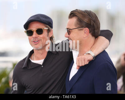 Cannes, Francia. 22 Maggio, 2019. Attori Brad Pitt (L) e Leonardo DiCaprio pongono durante un photocall per 'una volta in Hollywood' durante la 72a Cannes Film Festival di Cannes, Francia, 22 maggio 2019. "Una volta in Hollywood' di competere per la Palme d'Or con 20 altri film. Credito: Gao Jing/Xinhua/Alamy Live News Foto Stock