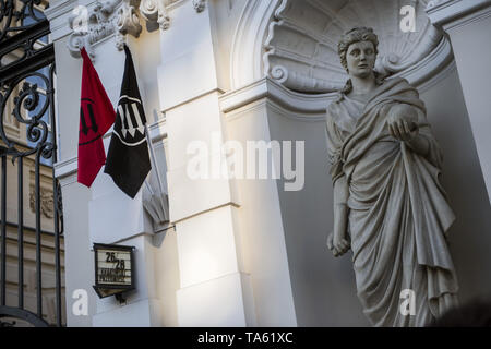 Varsavia, Mazowieckie, Polonia. 21 Maggio, 2019. Anti-FLAG fascista vedere appeso sulla porta della Varsavia universitaria durante la protesta durante la protesta.Anti-Fascists studenti e attivisti provenienti da università di Varsavia riuniti sotto lo slogan ''Qui apprendiamo, non Heil'', bloccando le porte al campus da un gruppo di nazionalisti che hanno voluto protestare contro la cosiddetta ''attività degli estremisti di sinistra e di altri casi di sinistra di indottrinamento studenti polacchi. Credito: Attila Husejnow SOPA/images/ZUMA filo/Alamy Live News Foto Stock