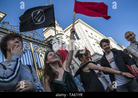 Varsavia, Mazowieckie, Polonia. 21 Maggio, 2019. Studenti e attivisti visto sventolando bandiere durante la protesta.Anti-Fascists studenti e attivisti provenienti da università di Varsavia riuniti sotto lo slogan ''Qui apprendiamo, non Heil'', bloccando le porte al campus da un gruppo di nazionalisti che hanno voluto protestare contro la cosiddetta ''attività degli estremisti di sinistra e di altri casi di sinistra di indottrinamento studenti polacchi. Credito: Attila Husejnow SOPA/images/ZUMA filo/Alamy Live News Foto Stock