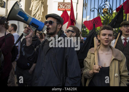 Varsavia, Mazowieckie, Polonia. 21 Maggio, 2019. Un visto studente grida anti-fascista di slogan per un megafono durante la protesta.Anti-Fascists studenti e attivisti provenienti da università di Varsavia riuniti sotto lo slogan ''Qui apprendiamo, non Heil'', bloccando le porte al campus da un gruppo di nazionalisti che hanno voluto protestare contro la cosiddetta ''attività degli estremisti di sinistra e di altri casi di sinistra di indottrinamento studenti polacchi. Credito: Attila Husejnow SOPA/images/ZUMA filo/Alamy Live News Foto Stock