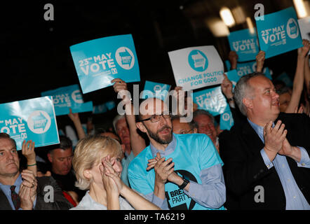 Londra, Regno Unito. 21 Maggio, 2019. Le persone che frequentano un partito Brexit evento della campagna per il prossimo Parlamento europeo elezione in London, Gran Bretagna il 21 maggio 2019. Credito: Han Yan/Xinhua/Alamy Live News Foto Stock