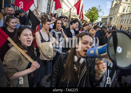 Varsavia, Mazowieckie, Polonia. 21 Maggio, 2019. Un visto studente grida anti-fascista di slogan per un megafono durante la protesta.Anti-Fascists studenti e attivisti provenienti da università di Varsavia riuniti sotto lo slogan ''Qui apprendiamo, non Heil'', bloccando le porte al campus da un gruppo di nazionalisti che hanno voluto protestare contro la cosiddetta ''attività degli estremisti di sinistra e di altri casi di sinistra di indottrinamento studenti polacchi. Credito: Attila Husejnow SOPA/images/ZUMA filo/Alamy Live News Foto Stock