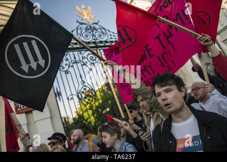 Varsavia, Mazowieckie, Polonia. 21 Maggio, 2019. Studenti e attivisti visto sventolando bandiere durante la protesta.Anti-Fascists studenti e attivisti provenienti da università di Varsavia riuniti sotto lo slogan ''Qui apprendiamo, non Heil'', bloccando le porte al campus da un gruppo di nazionalisti che hanno voluto protestare contro la cosiddetta ''attività degli estremisti di sinistra e di altri casi di sinistra di indottrinamento studenti polacchi. Credito: Attila Husejnow SOPA/images/ZUMA filo/Alamy Live News Foto Stock