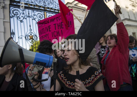 Varsavia, Mazowieckie, Polonia. 21 Maggio, 2019. Un visto studente parlando a un megafono durante la protesta.Anti-Fascists studenti e attivisti provenienti da università di Varsavia riuniti sotto lo slogan ''Qui apprendiamo, non Heil'', bloccando le porte al campus da un gruppo di nazionalisti che hanno voluto protestare contro la cosiddetta ''attività degli estremisti di sinistra e di altri casi di sinistra di indottrinamento studenti polacchi. Credito: Attila Husejnow SOPA/images/ZUMA filo/Alamy Live News Foto Stock