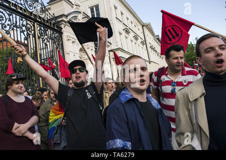 Varsavia, Mazowieckie, Polonia. 21 Maggio, 2019. Un attivista visto che mostra gesticolando verso un gruppo di nazionalisti durante la protesta.Anti-Fascists studenti e attivisti provenienti da università di Varsavia riuniti sotto lo slogan ''Qui apprendiamo, non Heil'', bloccando le porte al campus da un gruppo di nazionalisti che hanno voluto protestare contro la cosiddetta ''attività degli estremisti di sinistra e di altri casi di sinistra di indottrinamento studenti polacchi. Credito: Attila Husejnow SOPA/images/ZUMA filo/Alamy Live News Foto Stock