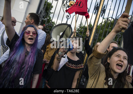 Varsavia, Mazowieckie, Polonia. 21 Maggio, 2019. Studenti e attivisti visto grida anti-fascista di slogan durante la protesta.Anti-Fascists studenti e attivisti provenienti da università di Varsavia riuniti sotto lo slogan ''Qui apprendiamo, non Heil'', bloccando le porte al campus da un gruppo di nazionalisti che hanno voluto protestare contro la cosiddetta ''attività degli estremisti di sinistra e di altri casi di sinistra di indottrinamento studenti polacchi. Credito: Attila Husejnow SOPA/images/ZUMA filo/Alamy Live News Foto Stock