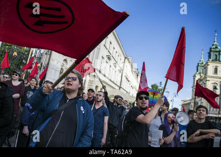 Varsavia, Mazowieckie, Polonia. 21 Maggio, 2019. Studenti e attivisti visto sventolare le bandiere e gridando antifascista di slogan durante la protesta.Anti-Fascists studenti e attivisti provenienti da università di Varsavia riuniti sotto lo slogan ''Qui apprendiamo, non Heil'', bloccando le porte al campus da un gruppo di nazionalisti che hanno voluto protestare contro la cosiddetta ''attività degli estremisti di sinistra e di altri casi di sinistra di indottrinamento studenti polacchi. Credito: Attila Husejnow SOPA/images/ZUMA filo/Alamy Live News Foto Stock