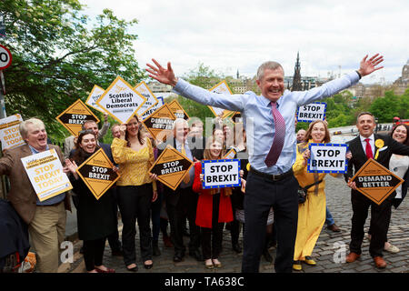 Edimburgo, Scozia. Regno Unito. 22 maggio 2019. Gruppo del Partito europeo dei liberali democratici Leader Vince il cavo e Willie Rennie frequentare un rally con attivisti e attivisti nel Maggio 22, 2019 a Edimburgo, Scozia. Una gita di un giorno in Scozia prima di domani Europa elezione. Edimburgo. Pak@ Mera/Alamy Live News Foto Stock