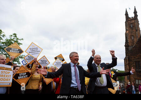 Edimburgo, Scozia. Regno Unito. 22 maggio 2019. Gruppo del Partito europeo dei liberali democratici Leader Vince il cavo e Willie Rennie frequentare un rally con attivisti e attivisti nel Maggio 22, 2019 a Edimburgo, Scozia. Una gita di un giorno in Scozia prima di domani Europa elezione. Edimburgo. Pak@ Mera/Alamy Live News Foto Stock