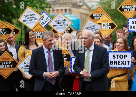 Edimburgo, Scozia. Regno Unito. 22 maggio 2019. Gruppo del Partito europeo dei liberali democratici Leader Vince il cavo e Willie Rennie frequentare un rally con attivisti e attivisti nel Maggio 22, 2019 a Edimburgo, Scozia. Una gita di un giorno in Scozia prima di domani Europa elezione. Edimburgo. Pak@ Mera/Alamy Live News Foto Stock