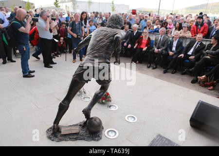 Belfast, County Antrim, settentrionale, Irlanda. 22 Maggio, 2019. Le persone si sono riuniti presso l'Olympia il centro per il tempo libero a Belfast per l inaugurazione di un George Best statua, su cosa sarebbe stato il football legend's 73rd compleanno. Credito: Paolo McErlane/Alamy Live News Foto Stock