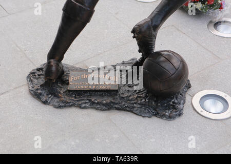 Belfast, County Antrim, settentrionale, Irlanda. 22 Maggio, 2019. Le persone si sono riuniti presso l'Olympia il centro per il tempo libero a Belfast per l inaugurazione di un George Best statua, su cosa sarebbe stato il football legend's 73rd compleanno. Credito: Paolo McErlane/Alamy Live News Foto Stock