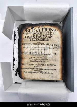 Legefeld di Weimar, Germania. 22 Maggio, 2019. Un libro danneggiato nel fuoco della duchessa Anna Amalia Libreria nel 2004 risiede nel laboratorio di restauro per fire-documenti danneggiati della duchessa Anna Amalia Library Weimar. In collaborazione con l'università, la funzione del laboratorio di restauro è di essere espanso con l'apertura di un workshop di formazione. Qui gli studenti imparano come proteggere i libri di pregio danneggiati da un incendio utilizzando un processo sviluppato in officina. Credito: Martin Schutt/dpa-Zentralbild/dpa/Alamy Live News Foto Stock