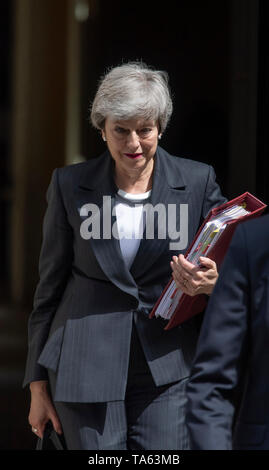 10 Downing Street, Londra, Regno Unito. 22 maggio 2019. Il Primo Ministro inglese Theresa Maggio lascia 10 di Downing Street per partecipare settimanalmente i Primi Ministri domande in Parlamento. Credito: Malcolm Park/Alamy Live News. Foto Stock