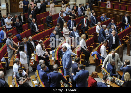 Kiev, Ucraina. 22 Maggio, 2019. Deputati ucraine sono visti a piedi per una sessione straordinaria del parlamento.Il presidente ucraino Volodymyr Zelensky ha firmato un decreto circa la dissoluzione del parlamento e chiamando il prossimo parlamento elezioni di luglio 21. Il presidente ucraino ha proposto che il Parlamento considera due bollette, ivi compresa la legge sulle elezioni dei deputati del popolo). Entrambi non ottenere voti per l'iscrizione nell'ordine del giorno. Credito: Sergei Chuzavkov SOPA/images/ZUMA filo/Alamy Live News Foto Stock