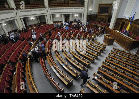 Kiev, Ucraina. 22 Maggio, 2019. Deputati ucraine sono visti a piedi per una sessione straordinaria del parlamento.Il presidente ucraino Volodymyr Zelensky ha firmato un decreto circa la dissoluzione del parlamento e chiamando il prossimo parlamento elezioni di luglio 21. Il presidente ucraino ha proposto che il Parlamento considera due bollette, ivi compresa la legge sulle elezioni dei deputati del popolo). Entrambi non ottenere voti per l'iscrizione nell'ordine del giorno. Credito: Sergei Chuzavkov SOPA/images/ZUMA filo/Alamy Live News Foto Stock