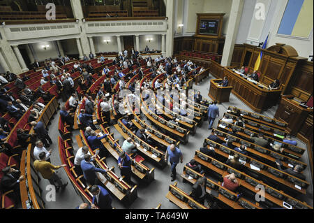 Kiev, Ucraina. 22 Maggio, 2019. Deputati ucraine sono visti a piedi per una sessione straordinaria del parlamento.Il presidente ucraino Volodymyr Zelensky ha firmato un decreto circa la dissoluzione del parlamento e chiamando il prossimo parlamento elezioni di luglio 21. Il presidente ucraino ha proposto che il Parlamento considera due bollette, ivi compresa la legge sulle elezioni dei deputati del popolo). Entrambi non ottenere voti per l'iscrizione nell'ordine del giorno. Credito: Sergei Chuzavkov SOPA/images/ZUMA filo/Alamy Live News Foto Stock