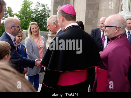 Armagh, N.Irlanda. 22 Maggio, 2019. Nella foto da sinistra a destra, David Dickson, Armastrong scuola primaria, saluta il Principe Carlo come Arcivescovo di Eamon Martin, Arcivescovo di Armagh e l arcivescovo Richard Clarke, Chiesa di Irlanda Arcivescovo di Armagh guardare durante il Principe Carlo visita alla Cattedrale di St Patrick. Credito: Liam McArdle / Alamy Live News. Foto Stock