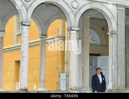 Potsdam, Germania. 22 Maggio, 2019. La Dutch King Willem-Alexander lascia le nuove camere nella reggia di Sanssouci Park dopo la sua visita a Potsdam. Credito: Jens Kalaene/dpa-Zentralbild/dpa/Alamy Live News Foto Stock