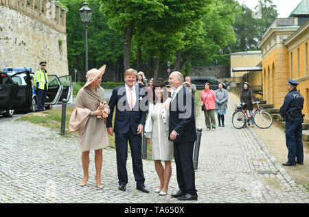 Potsdam, Germania. 22 Maggio, 2019. La Dutch King Willem-Alexander (secondo da sinistra), sua moglie Maxima (sinistra) un addio a Dietmar Woidke (SPD, destra), il primo ministro del Land di Brandeburgo, e sua moglie Susanne dopo la loro visita al castello Sanssouci. Credito: Jens Kalaene/dpa-Zentralbild/dpa/Alamy Live News Foto Stock