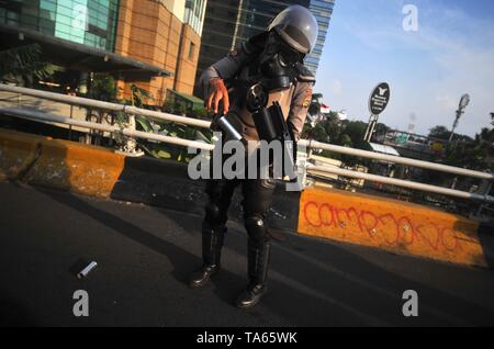 (190522) -- JAKARTA, 22 maggio 2019 (Xinhua) -- Un riot Indonesiano ufficiale di polizia detiene un gas lacrimogeni launcher durante uno scontro a Jakarta, Indonesia, 22 maggio 2019. Della polizia di Jakarta hanno arrestato 257 rivoltosi coinvolti nelle elezioni violente dimostrazioni e altri sono attesi per essere arrestato come le dimostrazioni sono ancora in corso, polizia di Jakarta portavoce Yuwono Argo detto qui il mercoledì. (Xinhua/Zulkarnain) Foto Stock