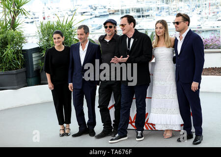 Cannes. 22 Maggio, 2019. Brad Pitt, Leonardo DiCaprio, Quentin Tarantino e Margot Robbie IN UNA VOLTA. A HOLYWOOD Photocall durante il 2019 Festival di pellicola di Cannes il 22 maggio 2019 presso il Palais des Festivals in Cannes, Francia. ( Credito: Lyvans Boolaky/spazio di immagine/Media Punch)/Alamy Live News Foto Stock