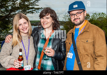 Schull, West Cork, Irlanda. 22 Maggio, 2019. Oggi ha segnato l'inizio dell'undicesimo Fastnet annuale Film Festival che si tiene in Schull ogni anno. Il festival è unico nel fatto che Schull non ha il cinema - i film vengono visualizzati in pub, un albergo, un centro comunitario e anche qualcuno la camera da letto su Long Island! In occasione del lancio partito erano Paisley Valentine Walsh, Londra; Laura Seaward, sughero e Antonio Veljanoski, Macedonia. Il festival si svolge fino a domenica. Credito: Andy Gibson/Alamy Live News. Foto Stock