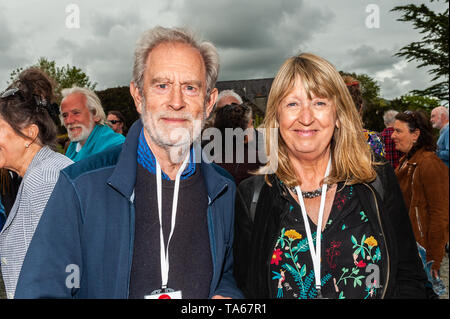 Schull, West Cork, Irlanda. 22 Maggio, 2019. Oggi ha segnato l'inizio dell'undicesimo Fastnet annuale Film Festival che si tiene in Schull ogni anno. Il festival è unico nel fatto che Schull non ha il cinema - i film vengono visualizzati in pub, un albergo, un centro comunitario e anche qualcuno la camera da letto su Long Island! In occasione del lancio partito erano Jeff Wright e produttore di film Hilary Durman. Il festival si svolge fino a domenica. Credito: Andy Gibson/Alamy Live News. Foto Stock