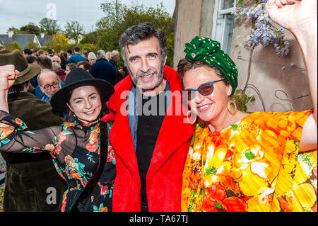 Schull, West Cork, Irlanda. 22 Maggio, 2019. Oggi ha segnato l'inizio dell'undicesimo Fastnet annuale Film Festival che si tiene in Schull ogni anno. Il festival è unico nel fatto che Schull non ha il cinema - i film vengono visualizzati in pub, un albergo, un centro comunitario e anche qualcuno la camera da letto su Long Island! In occasione del lancio partito erano Hazel Doupe, star di 'galleggiante come una farfalla"; Mark O'Halloran, scrittore e attore e Carmelo inverni, direttore di 'galleggiante come una farfalla'. Il festival si svolge fino a domenica. Credito: Andy Gibson/Alamy Live News. Foto Stock