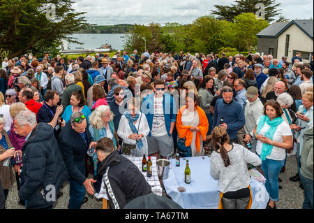 Schull, West Cork, Irlanda. 22 Maggio, 2019. Oggi ha segnato l'inizio dell'undicesimo Fastnet annuale Film Festival che si tiene in Schull ogni anno. Il festival è unico nel fatto che Schull non ha il cinema - i film vengono visualizzati in pub, un albergo, un centro comunitario e anche qualcuno la camera da letto su Long Island! Una grande folla ha partecipato alla festa per il lancio. Il festival si svolge fino a domenica. Credito: Andy Gibson/Alamy Live News. Foto Stock