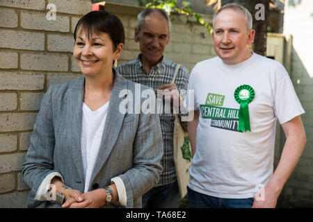 Londra, Regno Unito. 22 Maggio, 2019. Caroline Lucas (l), Partito Verde MP per il Padiglione di Brighton, campagne per le elezioni europee sulla centrale di Hill Station wagon in Gipsy Hill, Lambeth, con Cllr Pete Elliott (r). Dopo Gibilterra, Lambeth è il più pro-rimanere zona del Regno Unito con il 78,6% di aver votato rimangono nel 2016. Vi era una ampia oscillazione per il Partito dei Verdi in Gipsy Hill, storicamente un lavoro sicuro sedile, nel maggio 2018 quando Pete Elliott è stata eletta come consigliere verde. Credito: Mark Kerrison/Alamy Live News Foto Stock