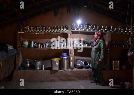 22 maggio 2019 - Patiala Punjab, India - Un indiano donna nomade visto lavorare all'interno di un tradizionale capanna di fango in cucina Patiala distretto del Punjab (India). (Credito Immagine: © Saqib Majeed/SOPA immagini via ZUMA filo) Foto Stock