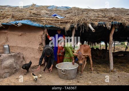 22 maggio 2019 - Patiala Punjab, India - bambini nomadi visto giocare al di fuori della loro casa di fortuna in Patiala distretto del Punjab (India). (Credito Immagine: © Saqib Majeed/SOPA immagini via ZUMA filo) Foto Stock