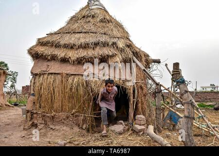 22 maggio 2019 - Patiala Punjab, India - un nomade boy visto uscire fuori il suo temporaneo di fango in casa Patiala distretto del Punjab (India). (Credito Immagine: © Saqib Majeed/SOPA immagini via ZUMA filo) Foto Stock