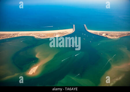 Alvor estuario, riserva naturale. Sulla sinistra Praia do Alvor beach. Sulla destra Meia Praia. Alvor. Portimao, Faro distrist. Algarve, Portogallo, Foto Stock