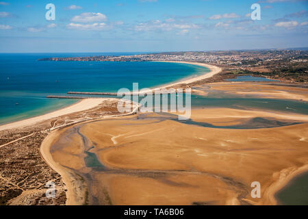 In primo piano Alvor estuario, riserva naturale. In background Meia Praia Beach, Lagos e Ponta da Piedade, Faro distrist. Algarve, Portogallo, Foto Stock