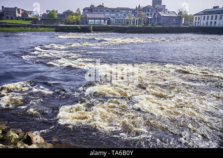 Il che scorre veloce Curragour cade sul fiume Shannon a Limerick Foto Stock