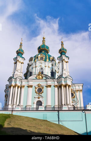 Il famoso Ucraina Autocefala Ortodossa Saint Andrew's Chiesa (Andreevskaya) Rastrelli in barocco, vista in estate, Kiev, Ucraina Foto Stock