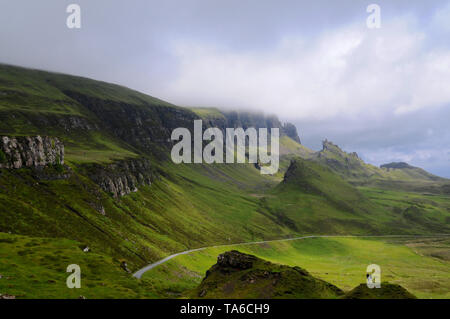 Incredibile vista sulla montagna Quiraing crest sulla bellissima isola di Skye in Scozia Foto Stock