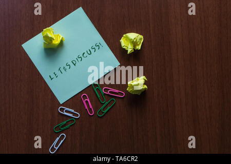 Parola di scrittura di testo Lasciate discutere s. Business photo presentazione di chiedere a qualcuno di parlare di qualcosa con la dimostrazione o che mostra la veduta superiore di tre piccoli Foto Stock