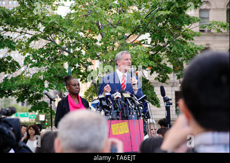 Il candidato presidenziale e il sindaco di New York City Bill de Blasio parla a fermare i divieti i diritti riproduttivi delle donne nel rally di Foley Square Manhattan. Foto Stock