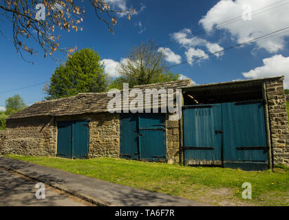 Garage al villaggio Beeley, Derbyshire Peak District UK Foto Stock