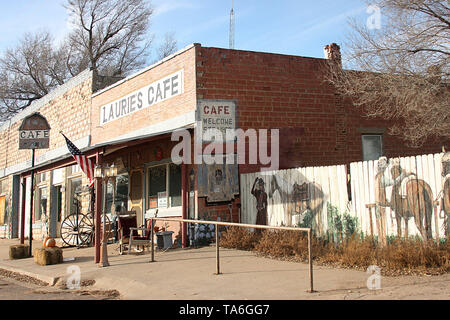 Laurie's Cafe nella piccola città di gate, OK, Stati Uniti d'America. Dipinto di scena occidentale sulla recinzione. Foto Stock